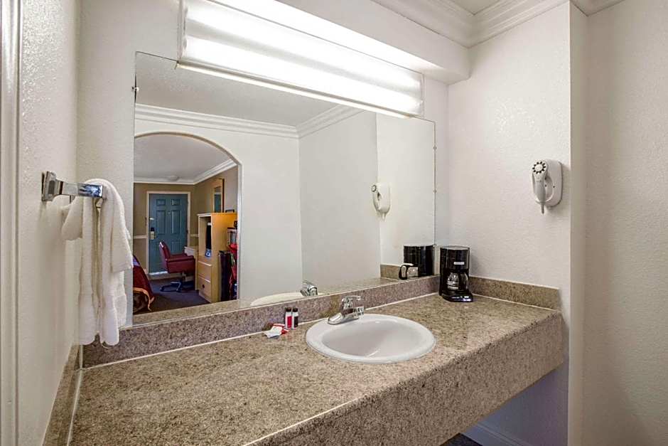Super 8 by Wyndham Hayward Downtown