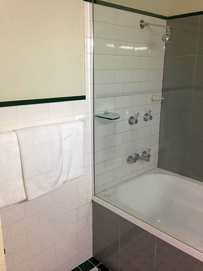 Francis Phillip Motor Inn and The Lodge