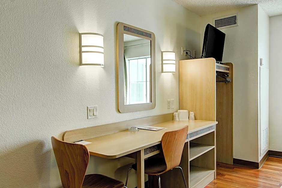 Super 8 by Wyndham Aurora East