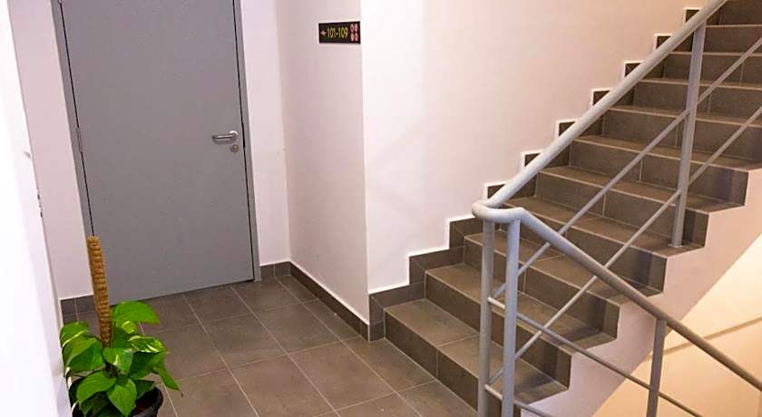 THE CROWN HOTEL @ KLIA 