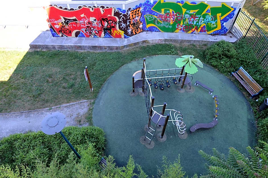 Le Cheval Noir Hôtel Paris Pantin