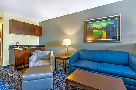 King Suite with Bath Tub, Queen Sofa Bed and Kitchenette - Disability/Non-Smoking