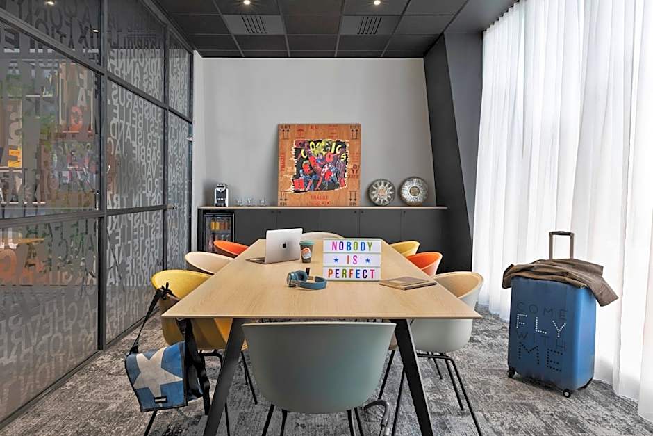 Moxy Lyon Airport