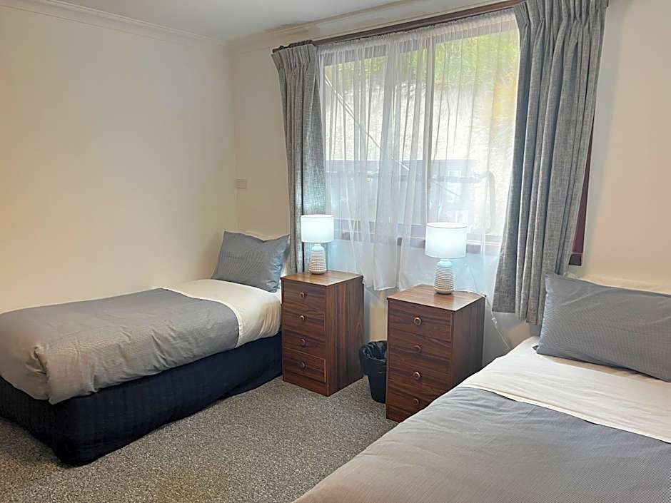 Regatta Point Tavern & Holiday Villas