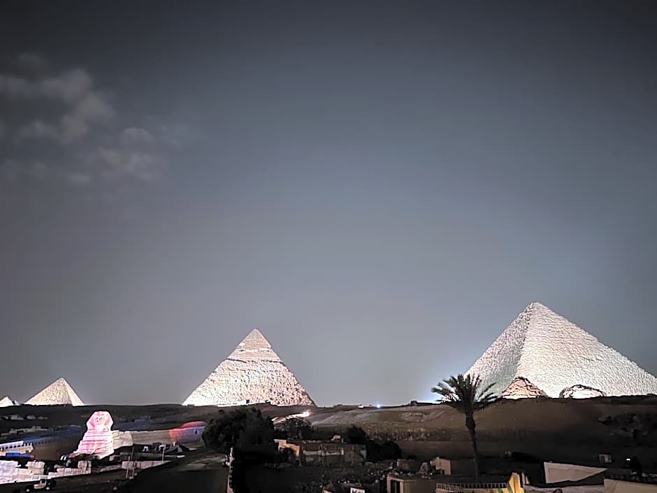 The Gate Hotel Front Pyramids & Sphinx View