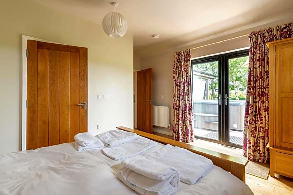 Tor Farm Lodges - Private Hot Tubs, Shared Seasonal Outdoor Pool, Dog Friendly