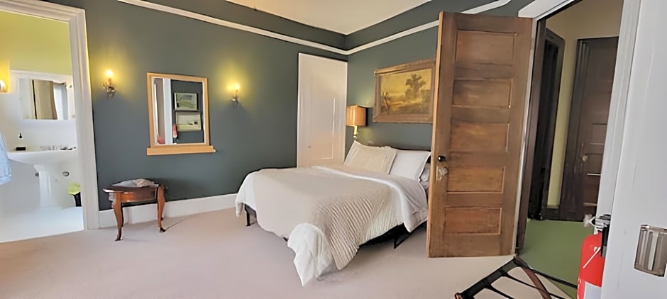 The Kings Throne Inn and Guest House