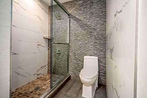 818 Hotel + Pool, Ascend Hotel Collection – Woodland Hills, CA