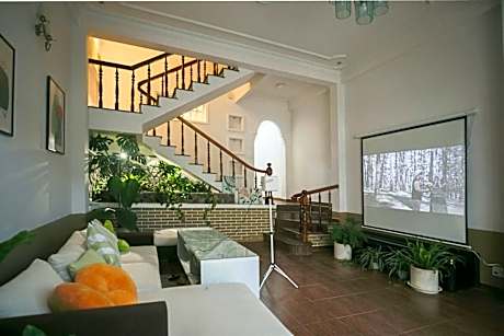 Four brs home in city center, 5 mins to the market