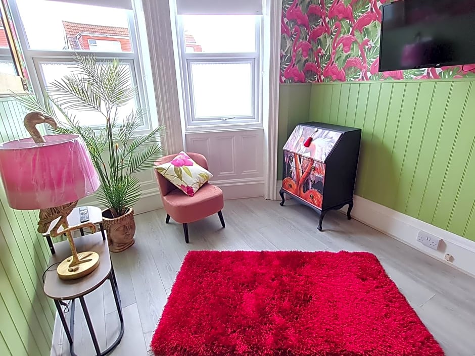 Lemur Lodge - Boutique Apartments - Short Stroll to The Beach