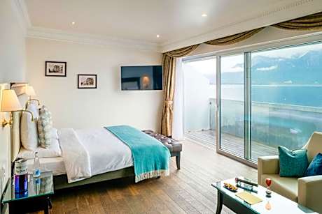 Executive Junior Queen Suite with Lake View