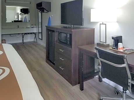 1 King Bed, Smoking, Accessible