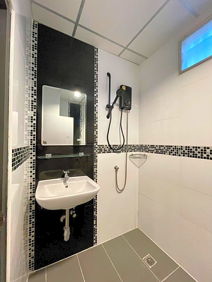 Klaang Muang Hotel (โรงแรมกลางเมือง)