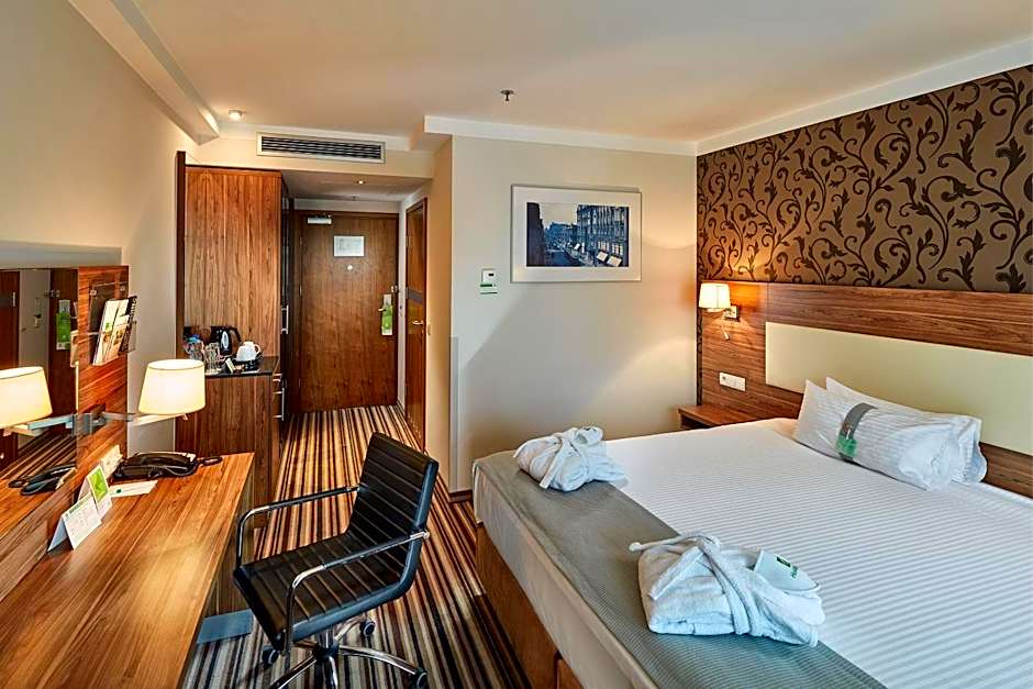 Photo 1 of 6 of Standard 1 King Bed, High Floor