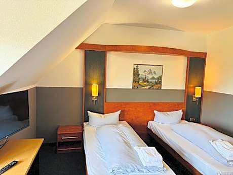 Hotel & Restaurant Heidekrug 24h Check-in, Pinneberg, Free Parking and WiFi
