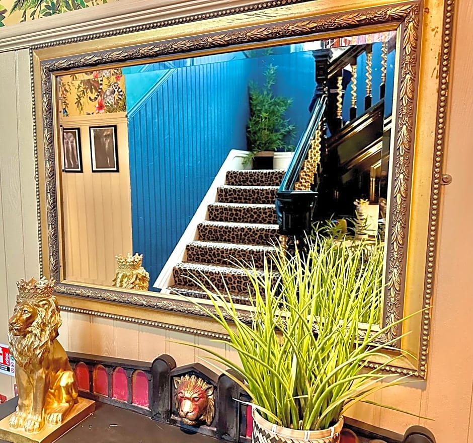 Lemur Lodge - Boutique Apartments - Short Stroll to The Beach