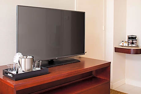 King Room with Roll-In Shower - Mobility/Hearing Accessible