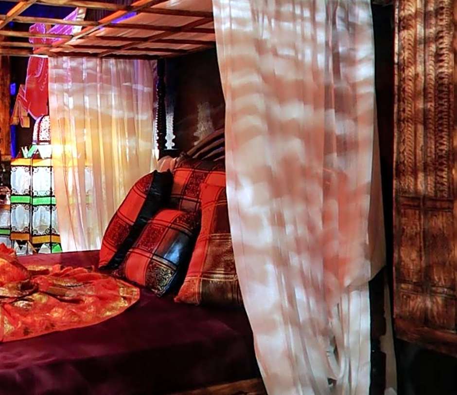 Bijou Hotel / Love and Romance