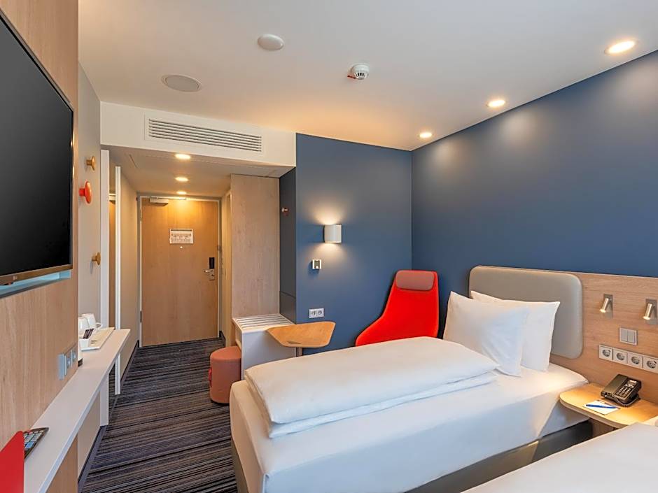 Holiday Inn Express - Hamburg South A7-AS42 By IHG