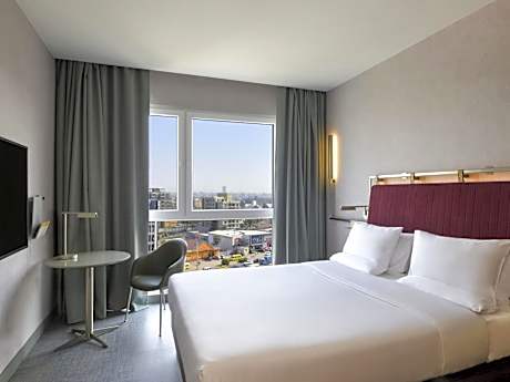 Standard Queen Room with City View