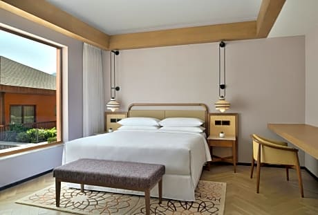 One-Bedroom Luxury Queen Suite with Courtyard View