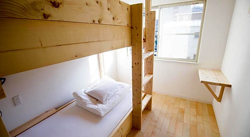 IZA Enoshima Guest House & Bar