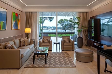 Deluxe Suite with Sea View and Spa Access
