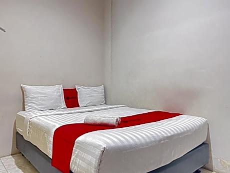 RedDoorz near Taman Flora Bratang Surabaya