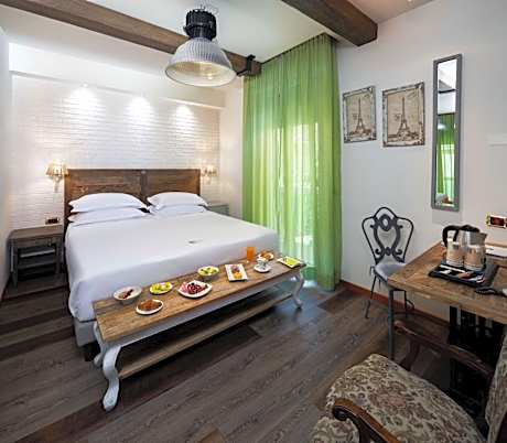 Deluxe Triple Room with Balcony and Sea View