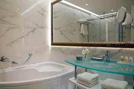 Junior Suite Pool View or Sea View