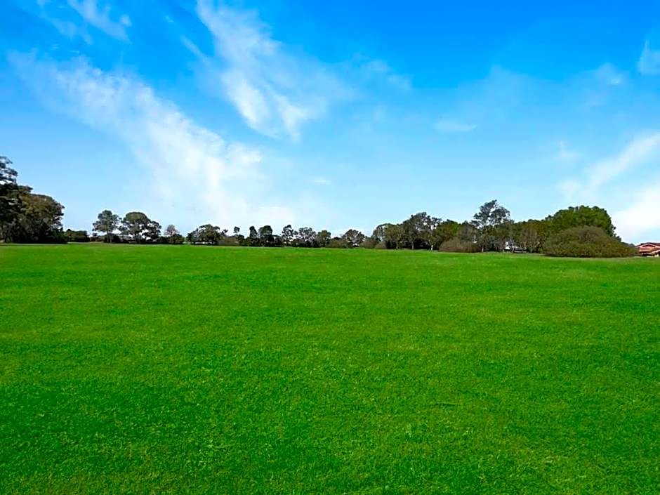 Spacious Holiday Unit on Canal at Banksia Beach