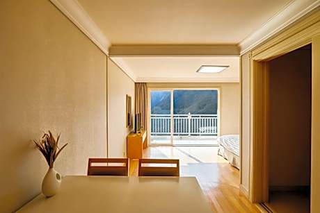 [WEST] Family(Kitchen/Lake View/Bed)-Bed Type Randomly Assigned