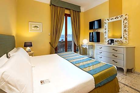 Classic Queen Room with Balcony and Sea View