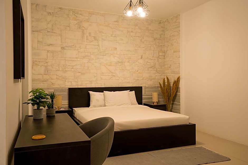 Spacious Garden Duplex near JW Marriott