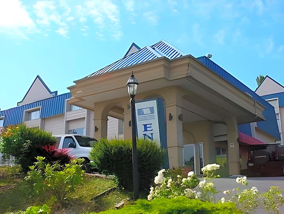 Super 8 by Wyndham SeaTac Airport