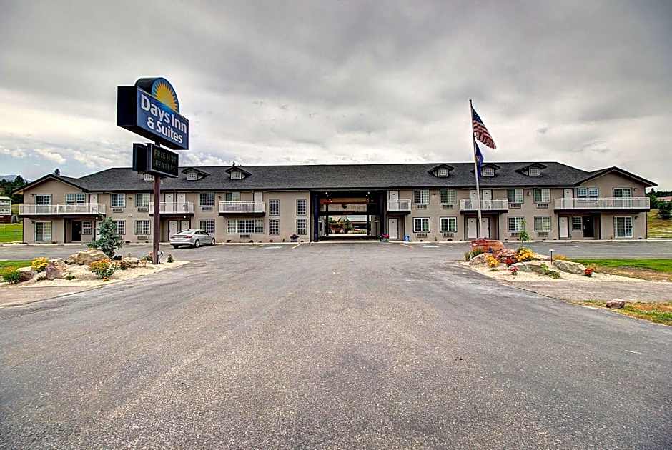Days Inn & Suites by Wyndham Lolo