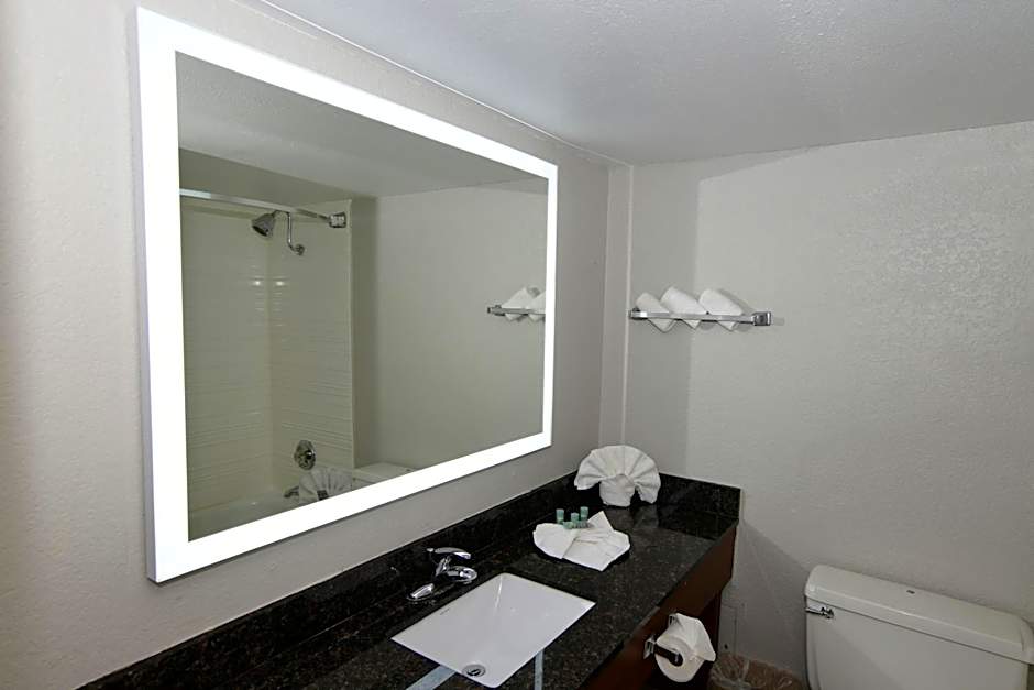 Rock Island Inn & Suites Marshalltown