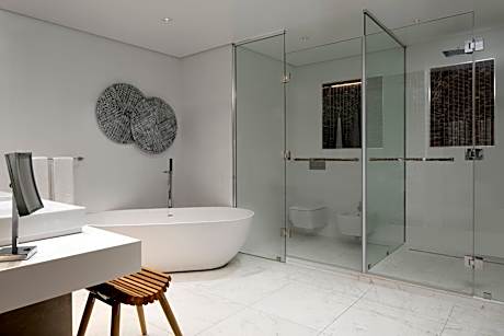 One-Bedroom Executive King Suite with Club Lounge Access