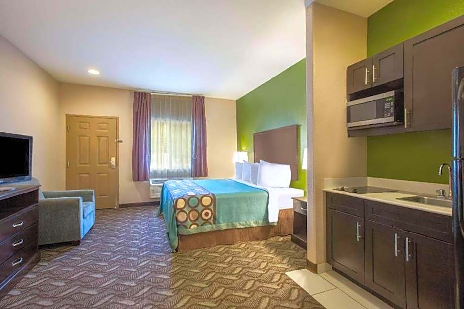 Super 8 by Wyndham Mansfield LA