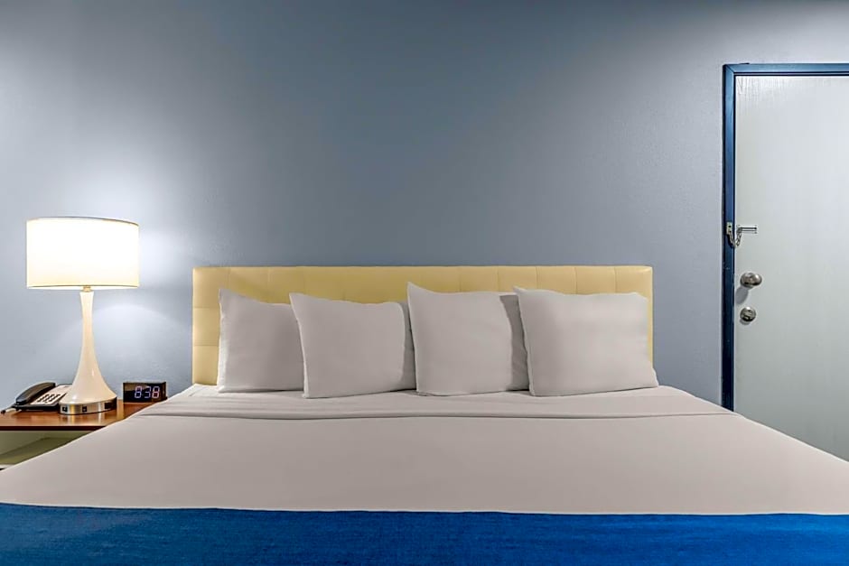 Days Inn & Suites by Wyndham Flagstaff I-40