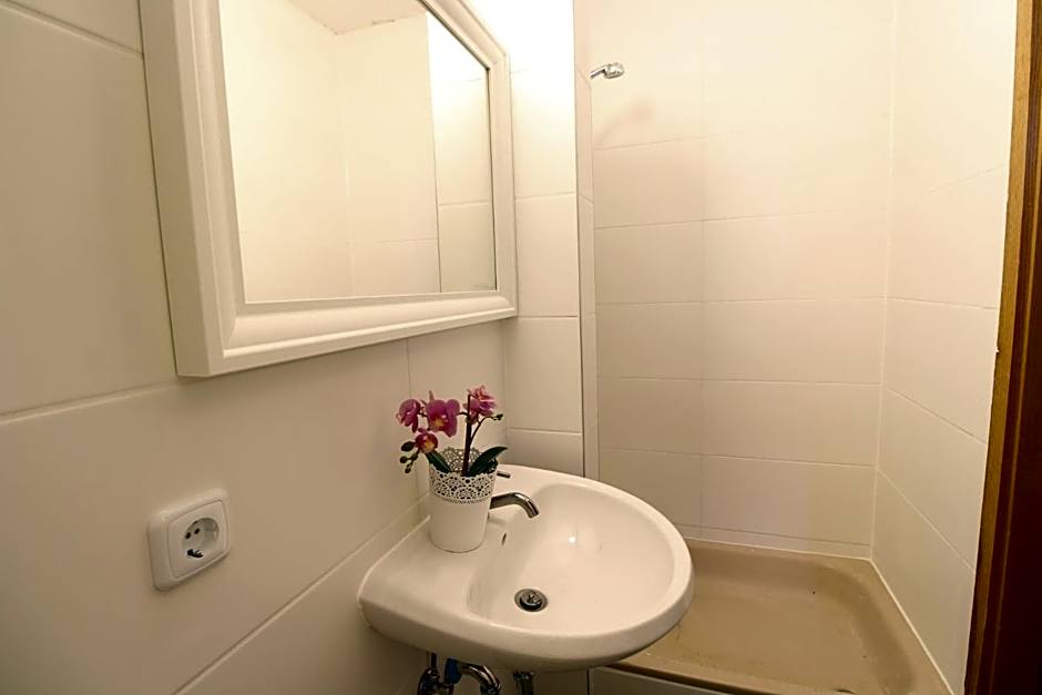 Hotel Ulm Zentrum - Komplettes Zimmer, Hochbett, Android TV & eigenem Bad - perfekt fur Familien & Gruppen