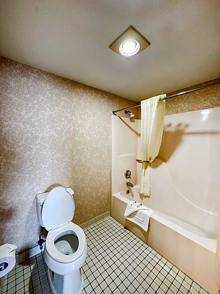 Days Inn by Wyndham Mackinaw City - Lakeview