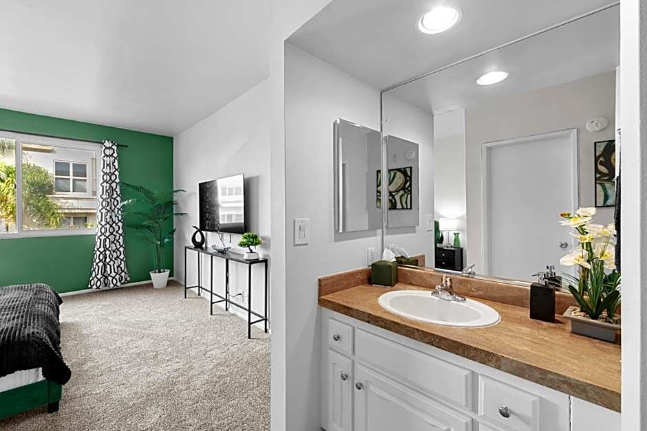 Beverly Hills Glamour Oasis 2 BR Apt with Parking 304