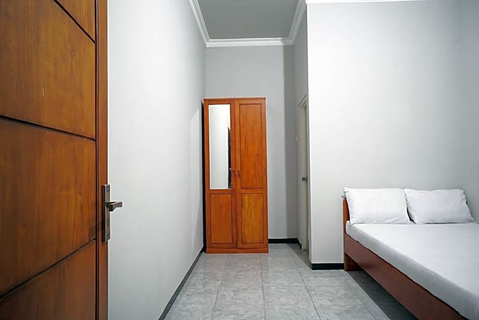 OYO Life 93045 Kost Putra Bu Ketut