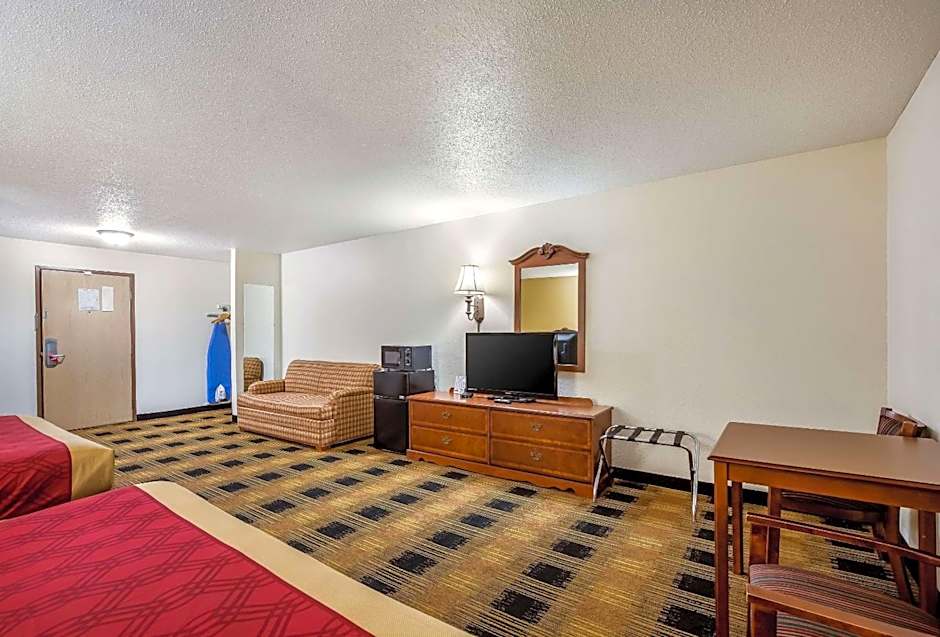 Econo Lodge Inn And Suites