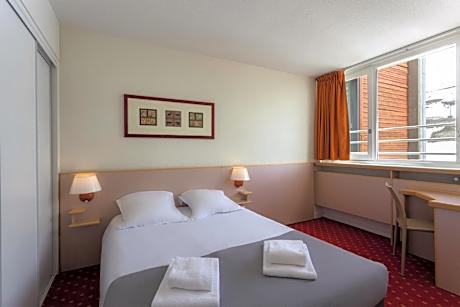 Apartment with Mountain View