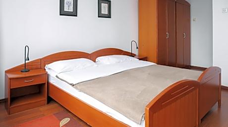 One-Bedroom Apartment with Free Parking