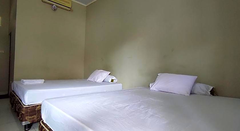 OYO 93051 Wisma Syariah Buloe Near Lapangan Abubakar Lambogo Batili Enrekang