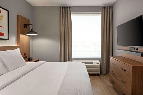 King Suite with Mobility/Hearing Access and Roll-In Shower, Non-Smoking