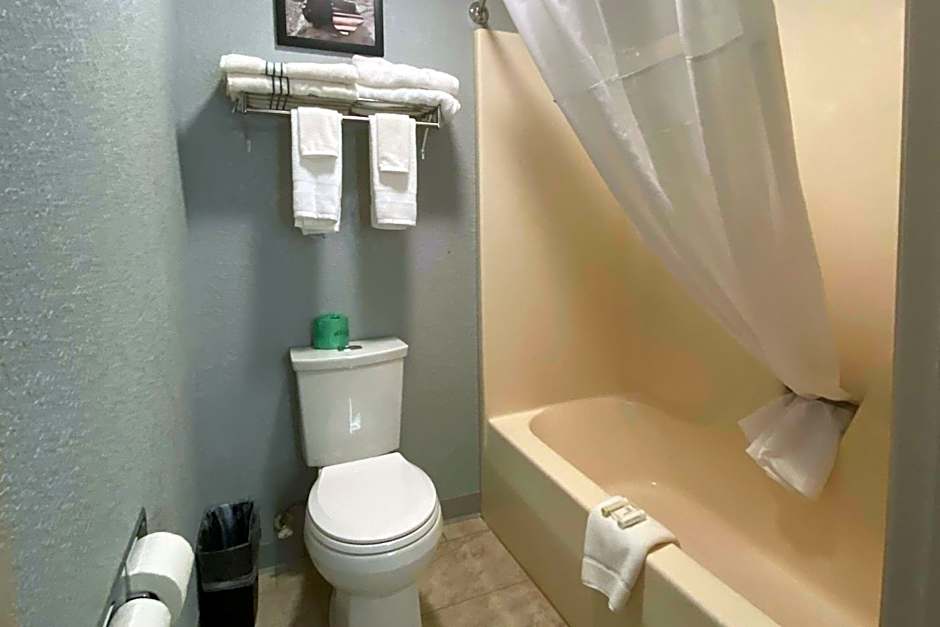 AmericInn by Wyndham Williamsburg